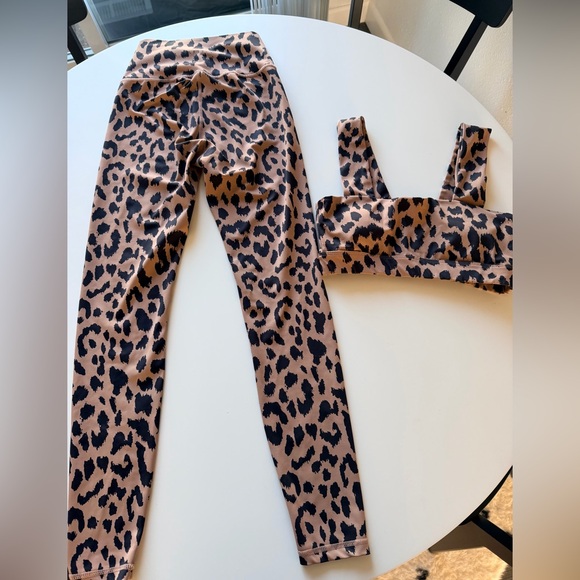 ALLFENIX Leopard Print Women's Leggings and Top Set - Picture 7 of 12